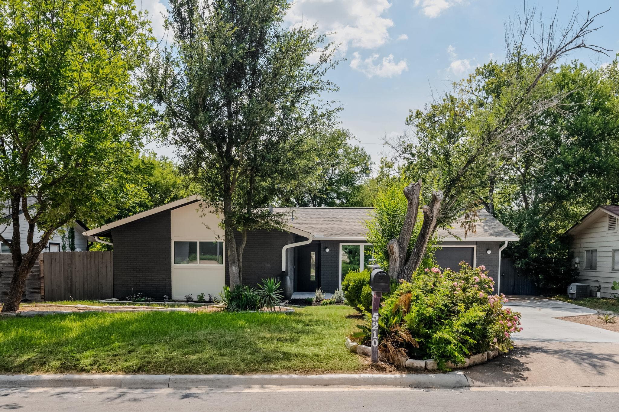 5210 Gladstone Dr, photo 1