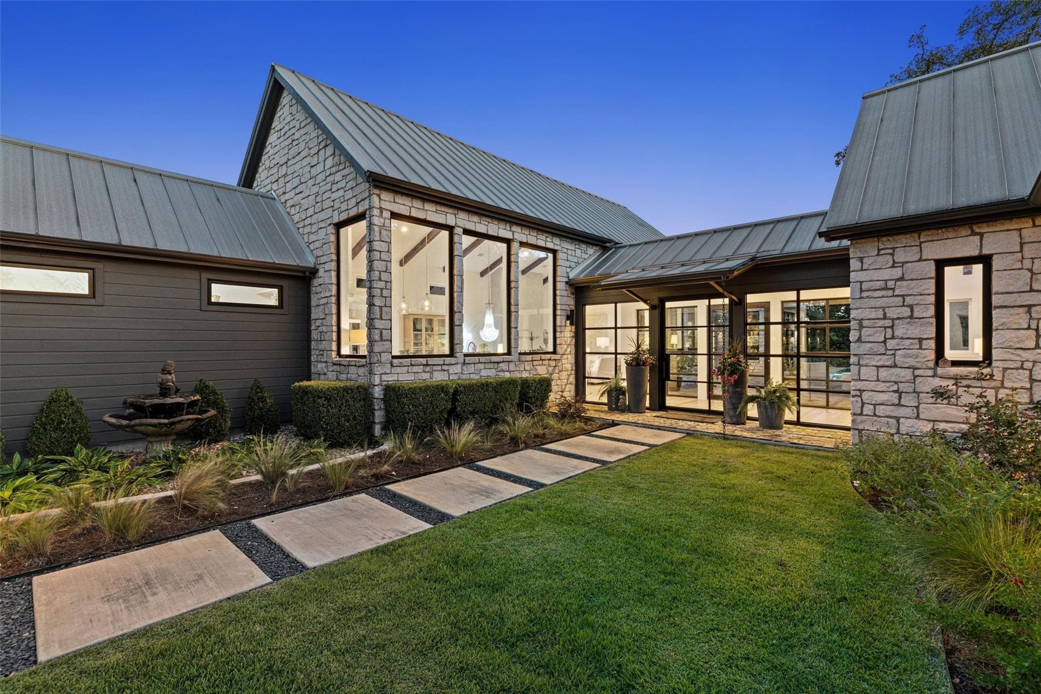 599 Dario Dr, photo 2