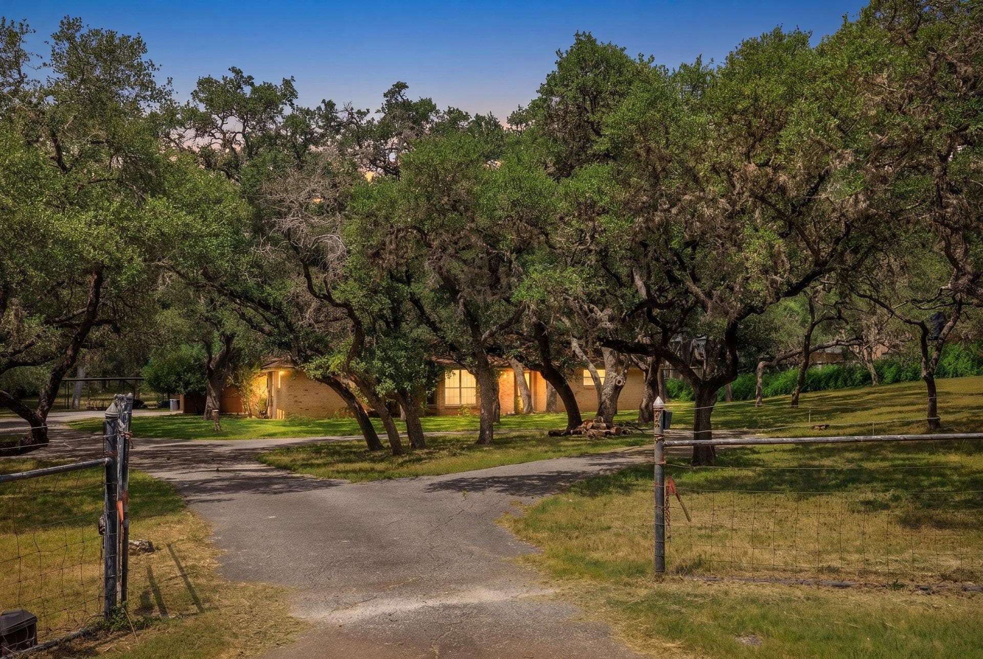 304 Hill Country Ln, photo 2