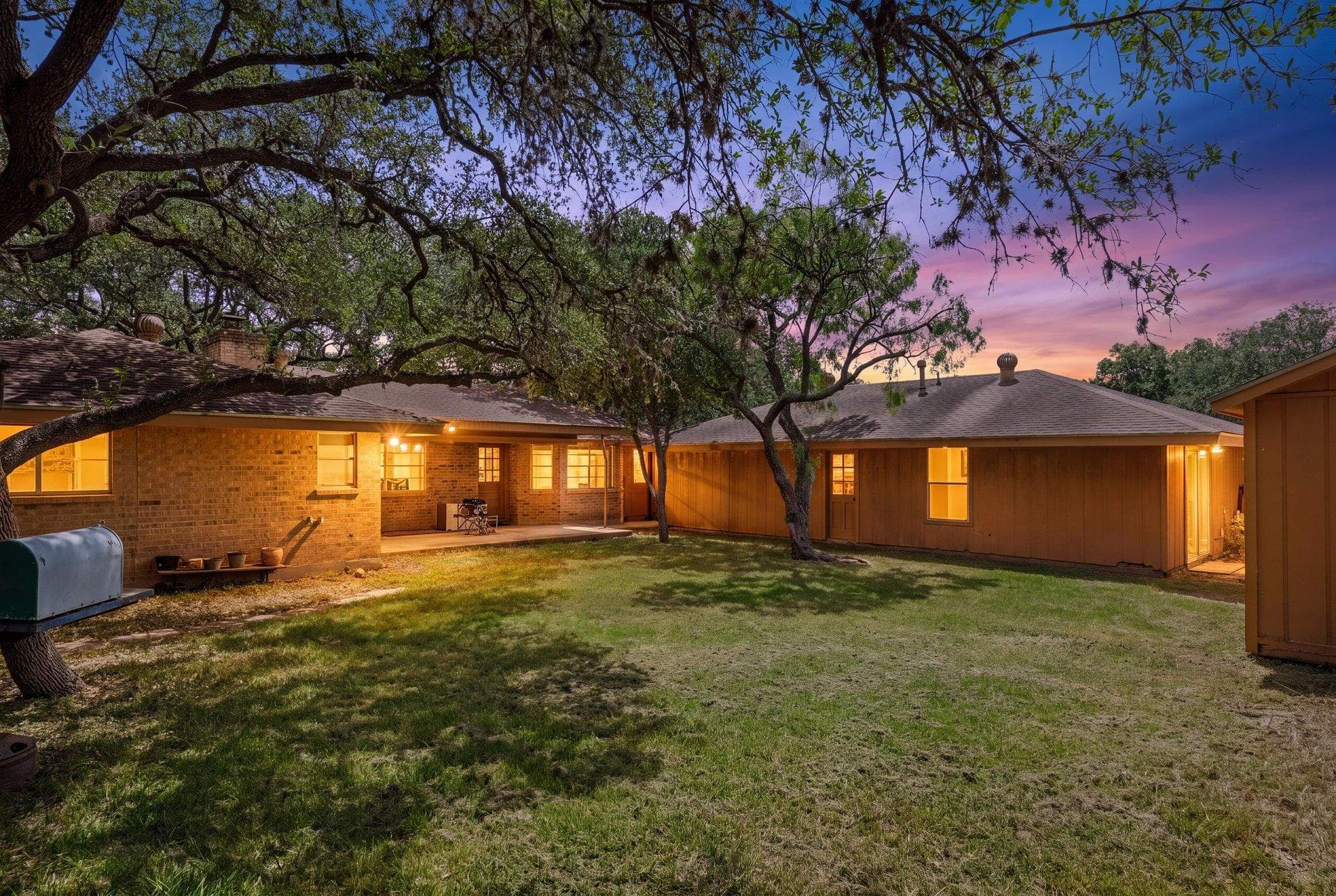304 Hill Country Ln, photo 1