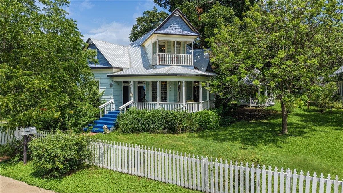 702 E Main St, photo 1